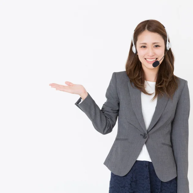 customer service rep with a headset providing auto body parts shipping support