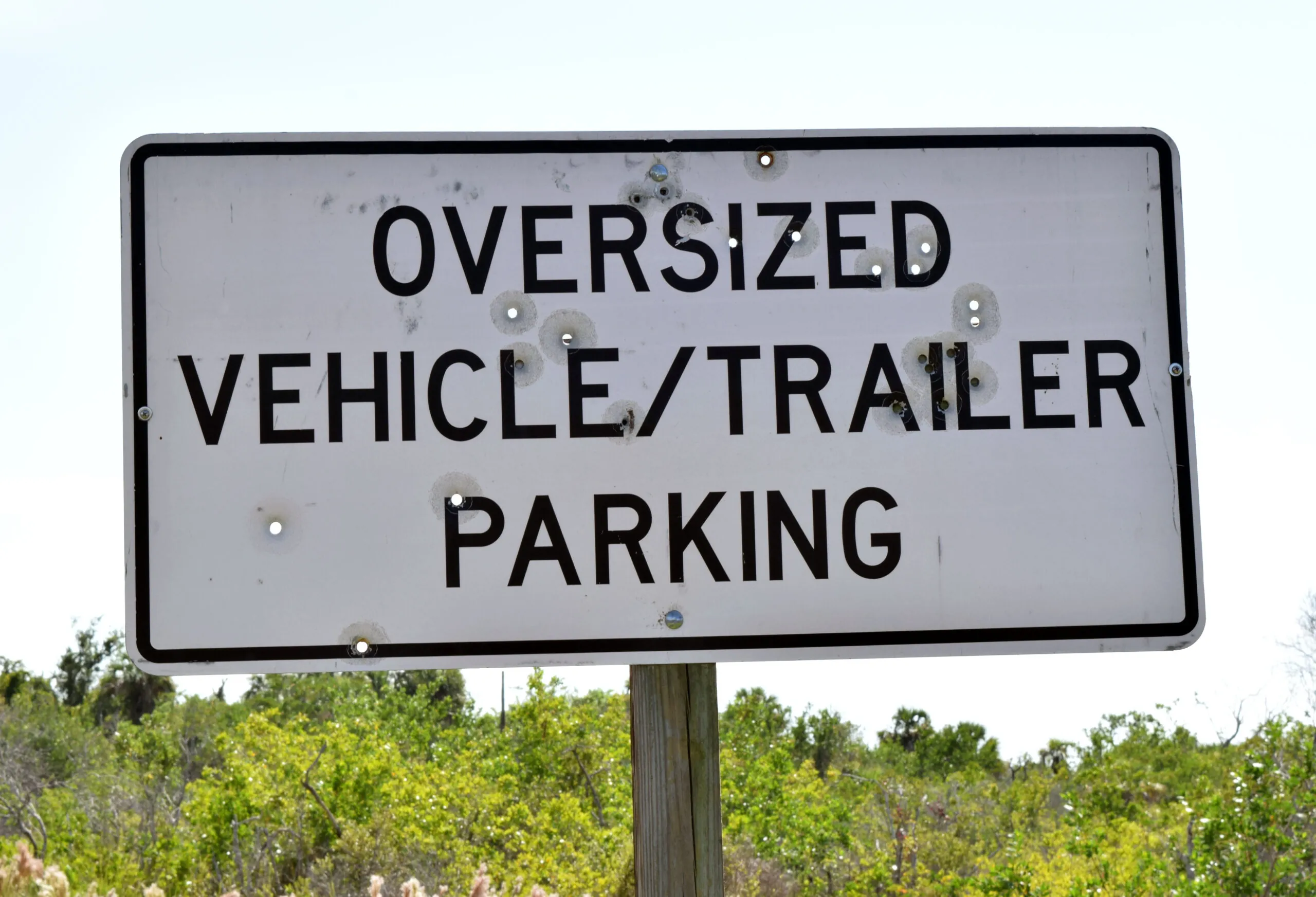 Oversized vehicle trailer parking sign