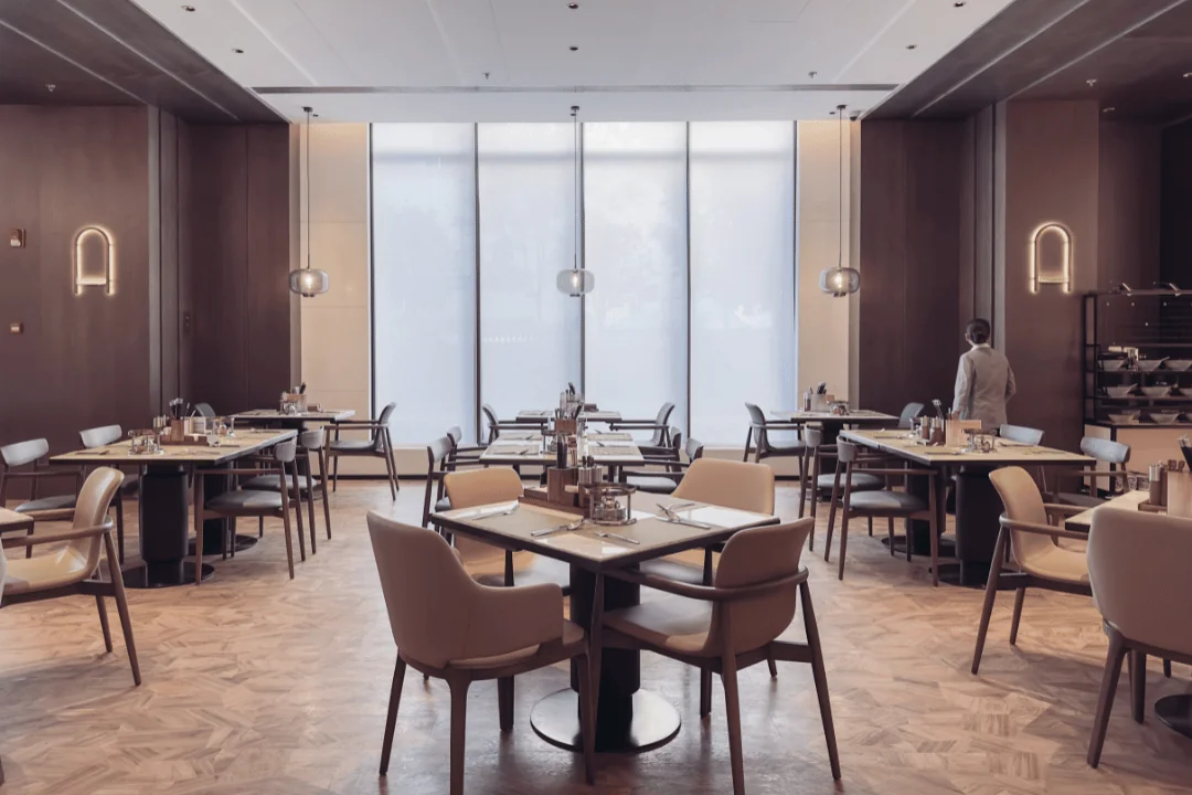 Freight Shipping for Fine Dining Restaurants the dining room of a fine dining restaurant