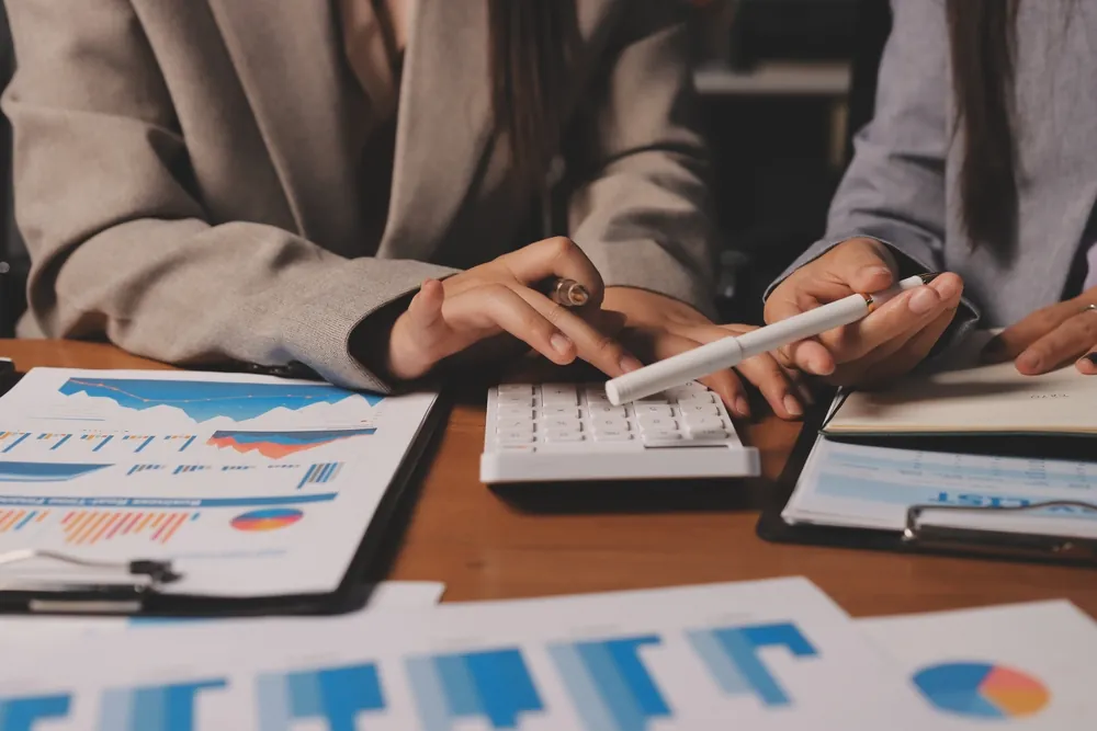 business-people-seeing-charts